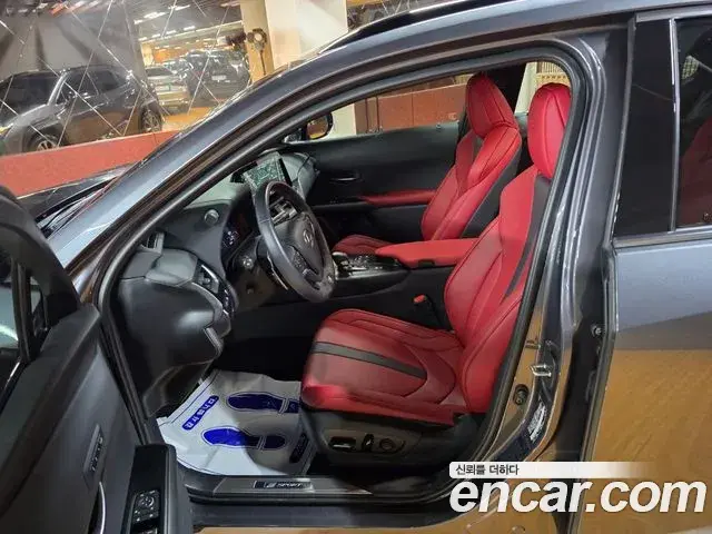 Lexus UX300h 2026 — Photo 6/18