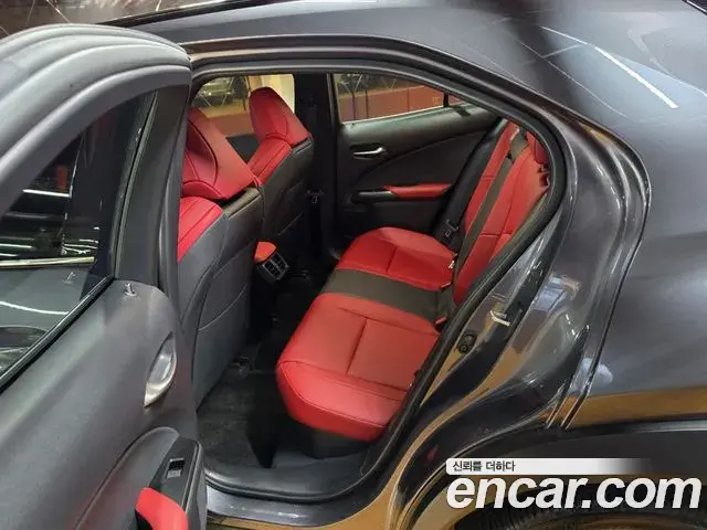 Lexus UX300h 2026 — Photo 4/18