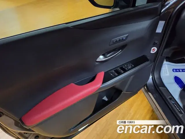 Lexus UX300h 2026 — Photo 5/18