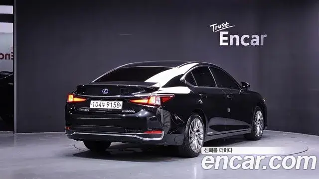 Lexus ES300h 2021 — Photo 19/34