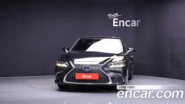 Lexus ES300h 2021 — Photo 9/34