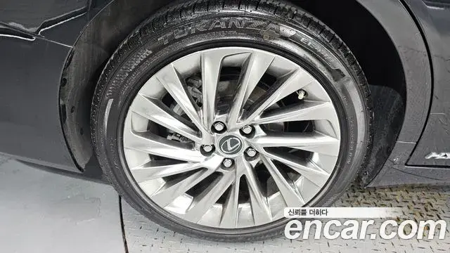 Lexus ES300h 2021 — Photo 1/34