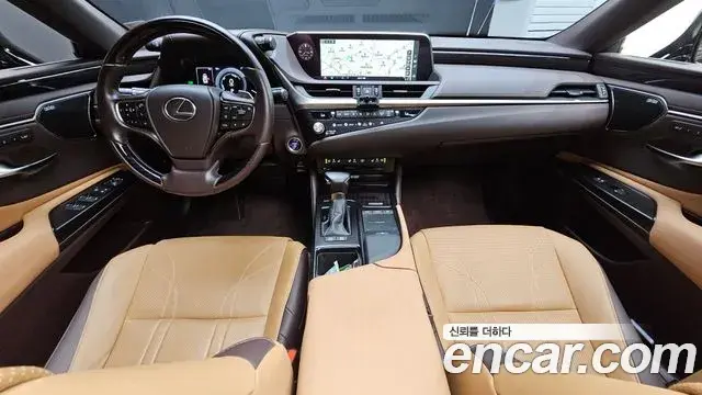Lexus ES300h 2021 — Photo 2/34