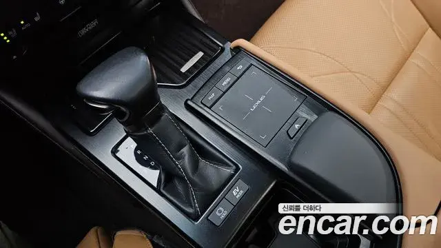 Lexus ES300h 2021 — Photo 7/34