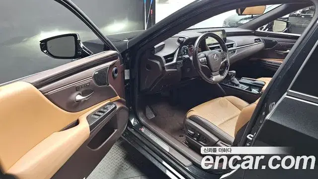 Lexus ES300h 2021 — Photo 30/34