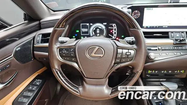 Lexus ES300h 2021 — Photo 5/34