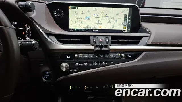 Lexus ES300h 2021 — Photo 29/34