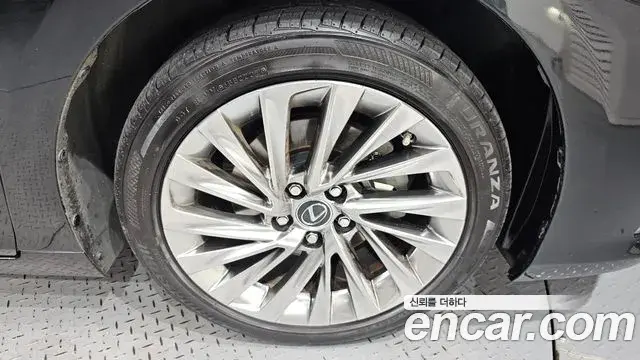Lexus ES300h 2021 — Photo 32/34