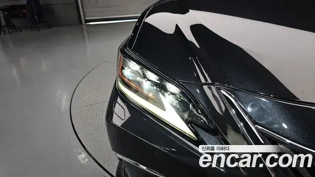 Lexus ES300h 2021 — Photo 8/34