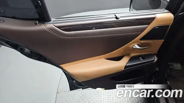 Lexus ES300h 2021 — Photo 13/34
