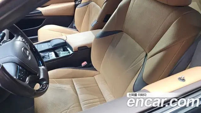 Lexus ES300h 2021 — Photo 23/34