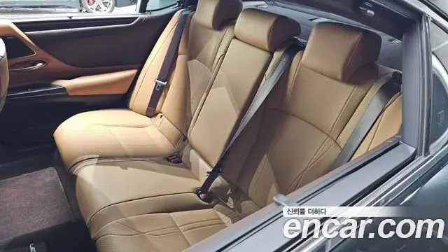 Lexus ES300h 2021 — Photo 14/34