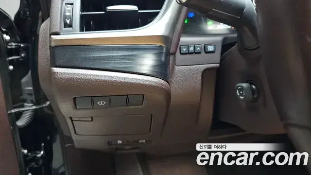 Lexus ES300h 2021 — Photo 17/34
