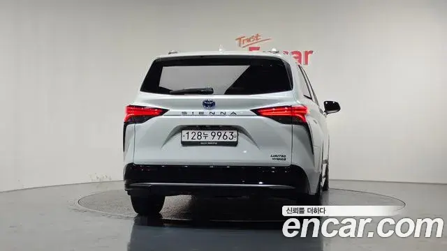 Toyota Sienna 2021 — ფოტო 28/38