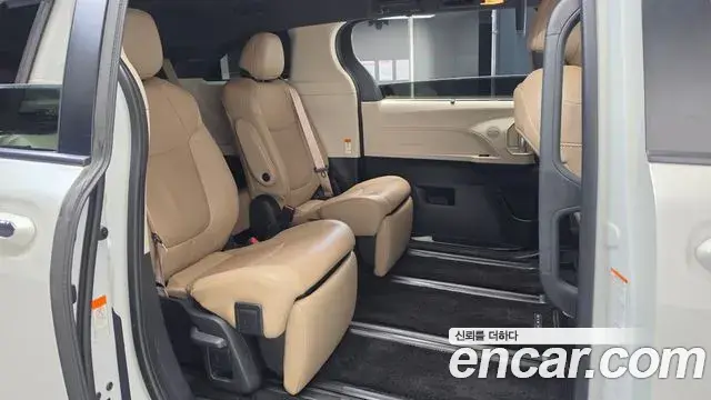 Toyota Sienna 2021 — ფოტო 13/38