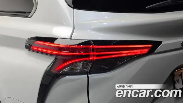 Toyota Sienna 2021 — ფოტო 4/38