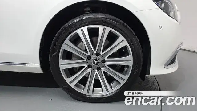 Mercedes-Benz E-Class 2023 — Photo 5/20