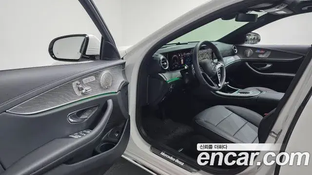 Mercedes-Benz E-Class 2023 — Photo 10/20