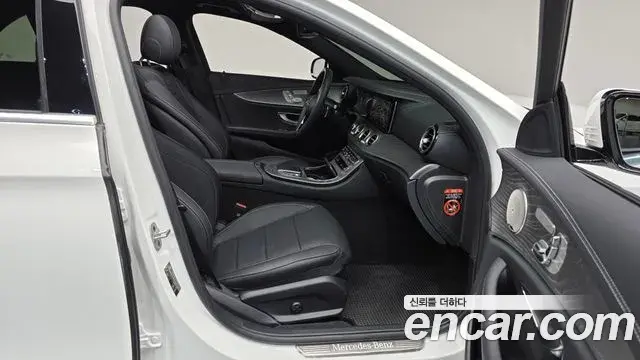 Mercedes-Benz E-Class 2023 — Photo 11/20
