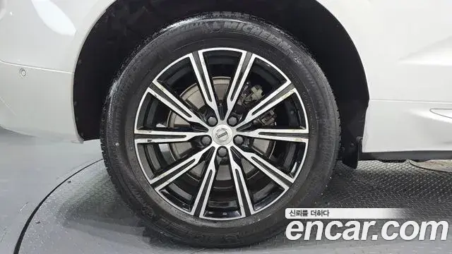 Volvo XC60 2019 — Photo 13/33