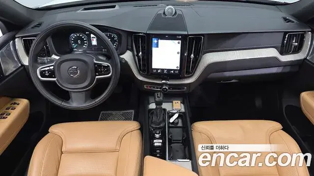 Volvo XC60 2019 — Photo 17/33