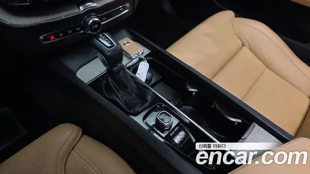 Volvo XC60 2019 — Photo 8/33