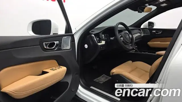 Volvo XC60 2019 — Photo 22/33