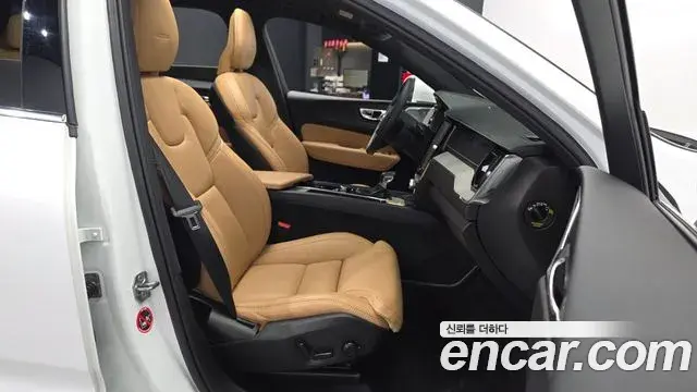 Volvo XC60 2019 — Photo 1/33