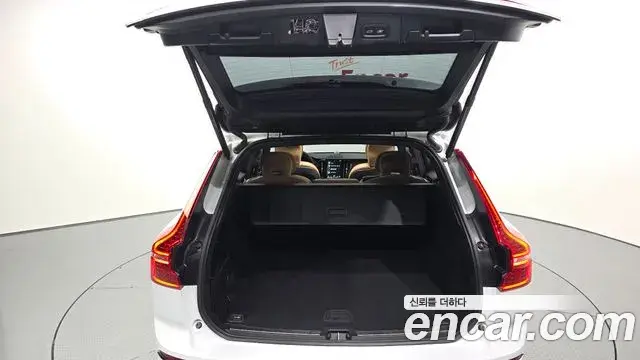 Volvo XC60 2019 — Photo 29/33