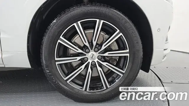 Volvo XC60 2019 — Photo 28/33