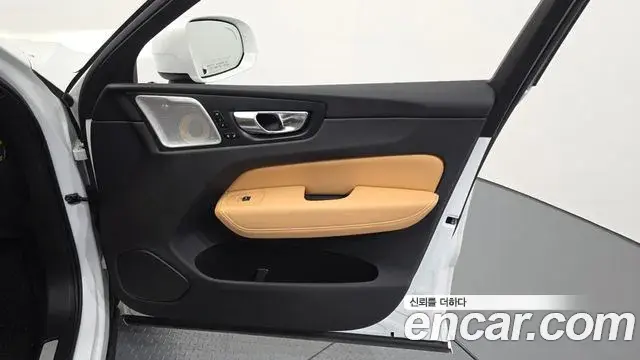 Volvo XC60 2019 — Photo 27/33
