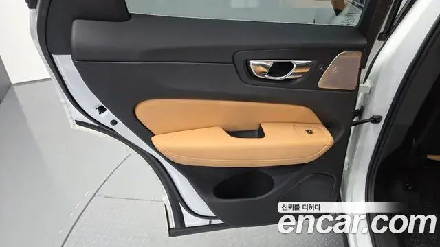 Volvo XC60 2019 — Photo 24/33