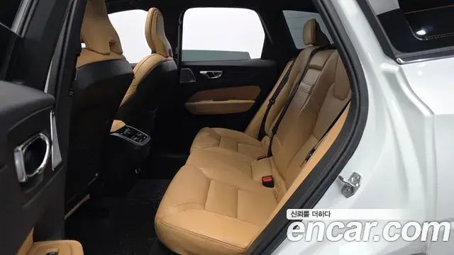 Volvo XC60 2019 — Photo 16/33