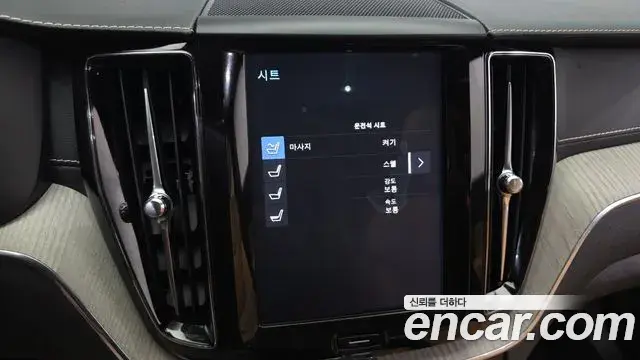 Volvo XC60 2019 — Photo 9/33