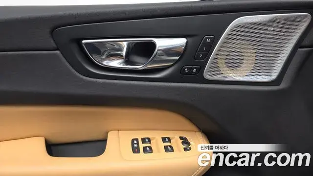 Volvo XC60 2019 — Photo 32/33