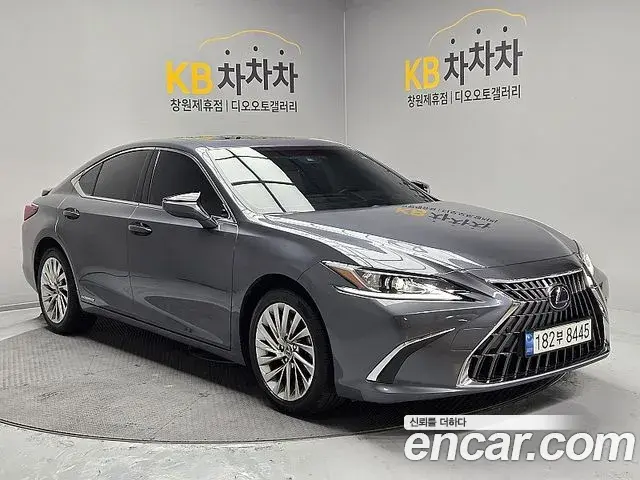 Lexus ES300h 2022 — Photo 2/18