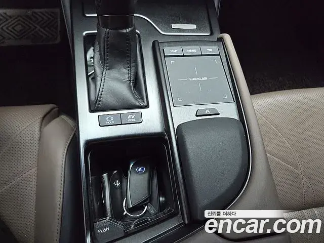 Lexus ES300h 2022 — Photo 14/18