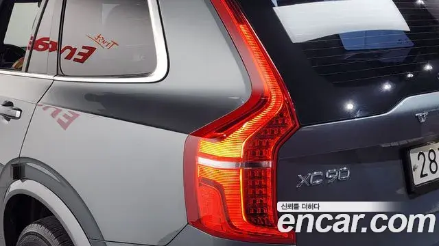 Volvo XC90 2019 — ფოტო 32/35