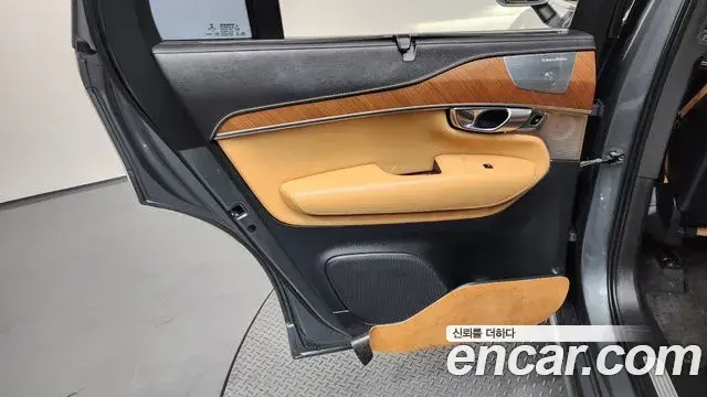 Volvo XC90 2019 — ფოტო 26/35