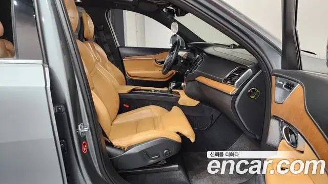 Volvo XC90 2019 — ფოტო 23/35