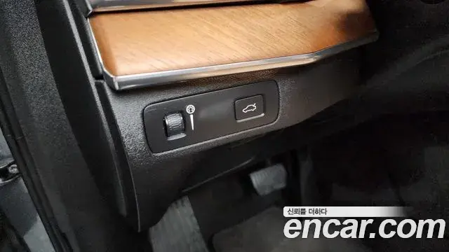 Volvo XC90 2019 — ფოტო 18/35