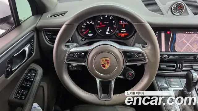 Porsche Macan 2021 — Фото 13/20