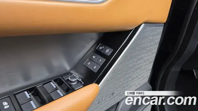 Land Rover Range Rover Velar 2018 — Photo 14/33