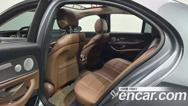 Mercedes-Benz E-Class 2020 — Фото 11/20