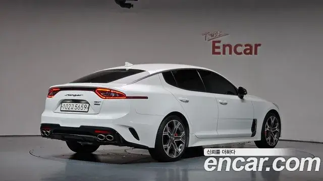 Kia Stinger 2020 — Фото 2/20