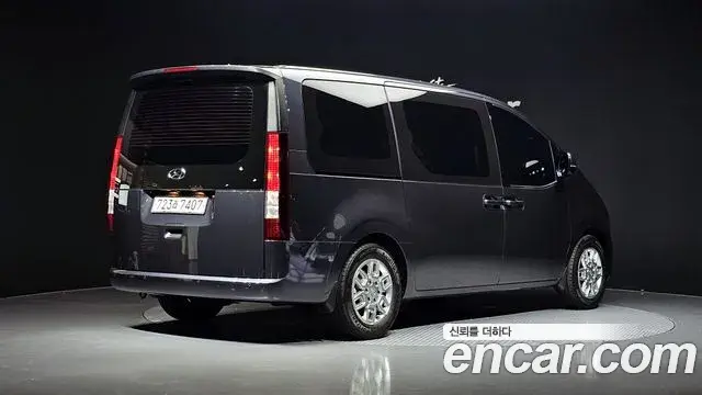 Hyundai Staria 2023 — Фото 2/20