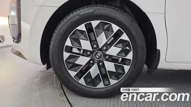 Hyundai Staria 2025 — Photo 5/20