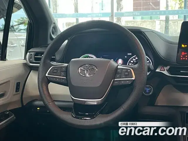 Toyota Sienna 2021 — ფოტო 10/20