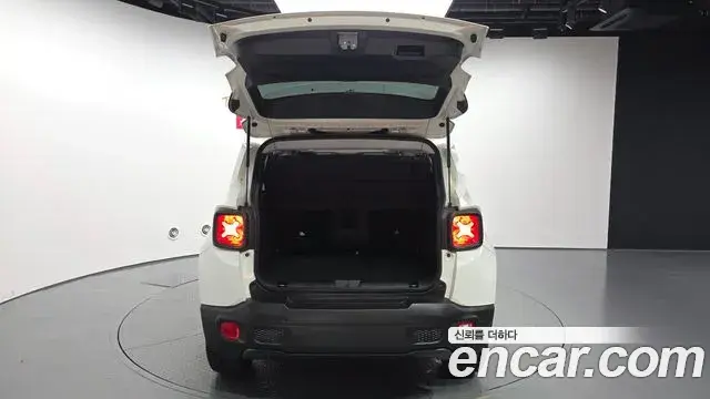 Jeep Renegade 2022 — Фото 20/20