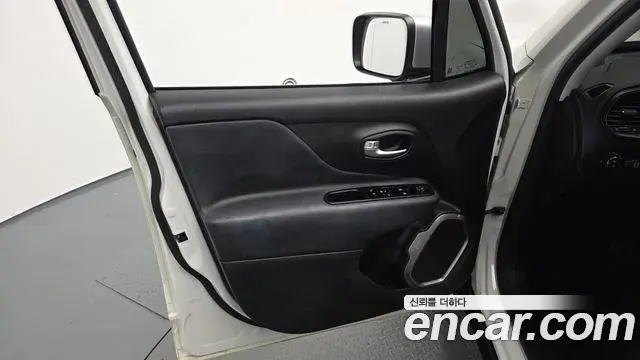 Jeep Renegade 2022 — Photo 26/35
